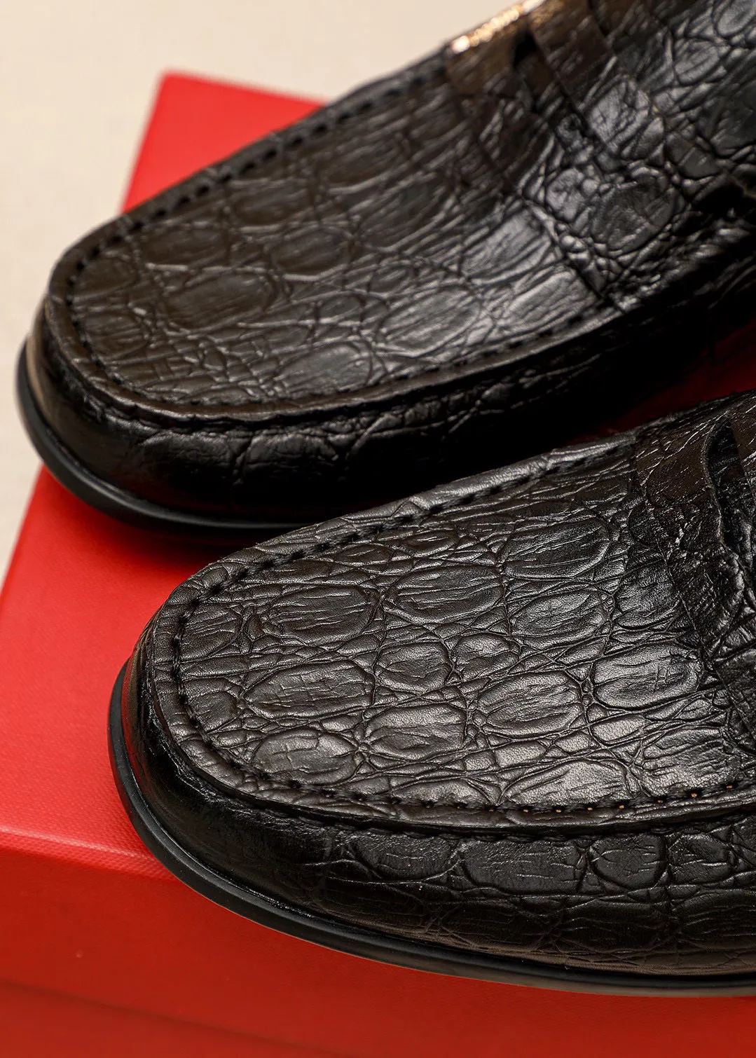 Men's shoes 💰480 💐 Product trademark: Ferragamo "Ferragamo" casual leather shoes Regular size: 38-44 (45🉑️customized) Product materials: Selected imported first-layer calfskin embossed upper + luxury hardware buckle, imported water-dyed cowhide leather lining. Strong three-dimensional visual effect, original outsole color: 1⃣️color optional